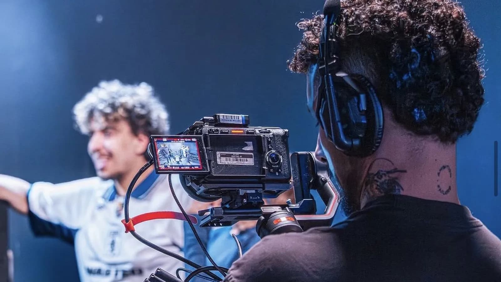Enzo au cadre, caméra sur stabilisateur, pendant un tournage avec un créateur